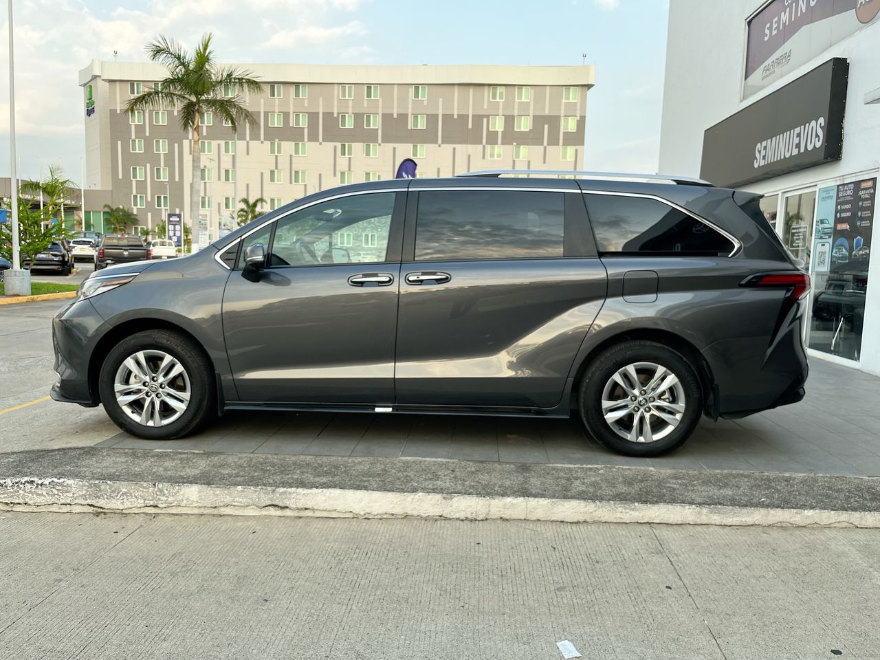 2025 Toyota Sienna 2.5 Platinum Hev At